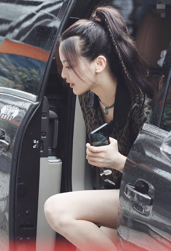 杨超越下车照被网友疯传镜头特写到她的腿全网直男快速截图