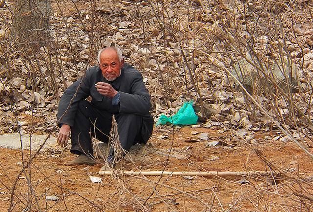 考古|“悬棺之谜”难倒考古界，专家悬赏40万求解，结果老农一语道破