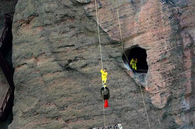 考古|“悬棺之谜”难倒考古界，专家悬赏40万求解，结果老农一语道破