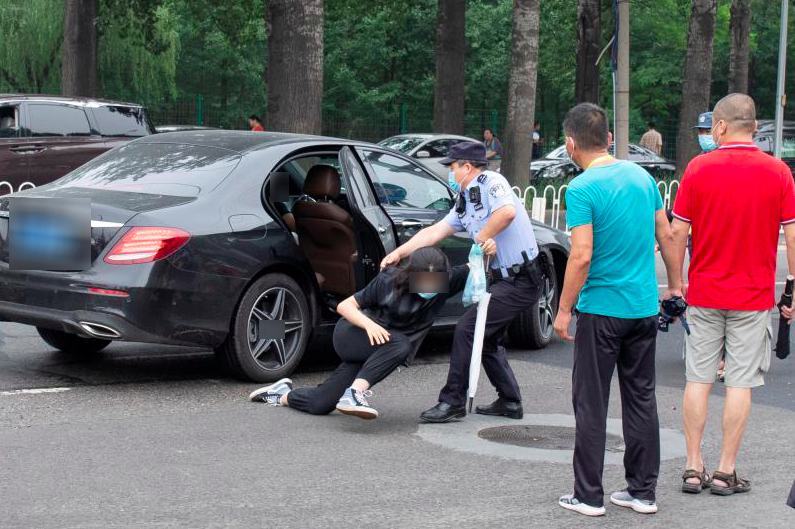 师达中学|家长开车不慎将考生带倒，民警及时接住孩子搀进考场