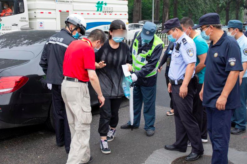 师达中学|家长开车不慎将考生带倒，民警及时接住孩子搀进考场