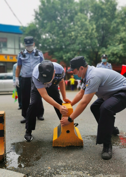 师达中学|家长开车不慎将考生带倒，民警及时接住孩子搀进考场