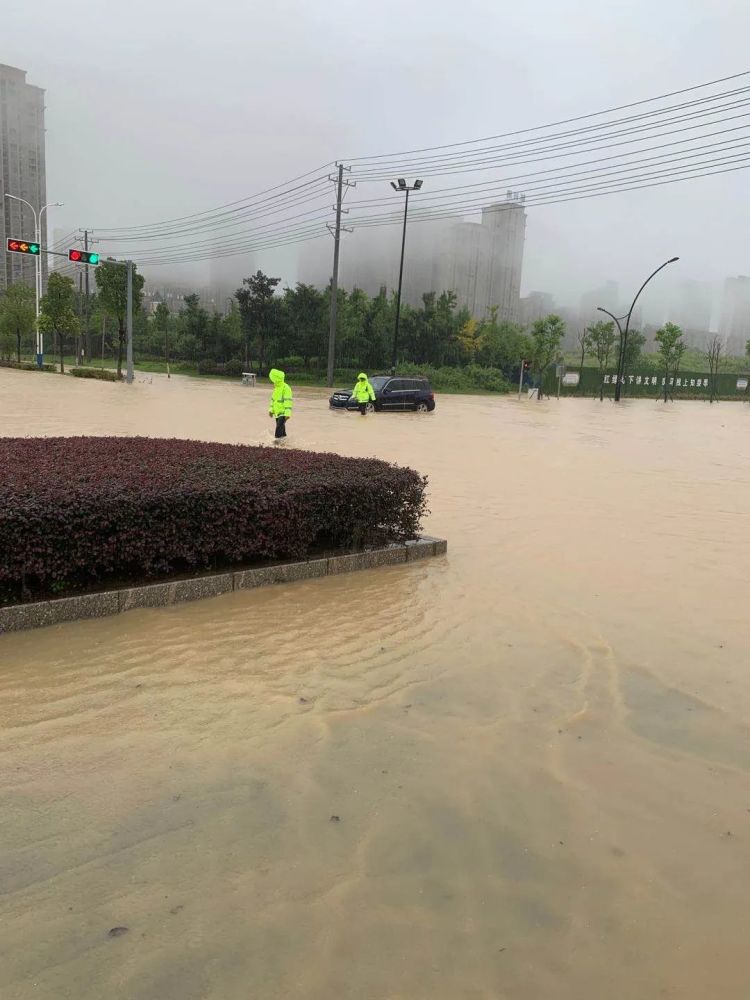 人民至上群眾被困交通受阻車輛被淹暴雨襲擊六安城從7月17日晚開始