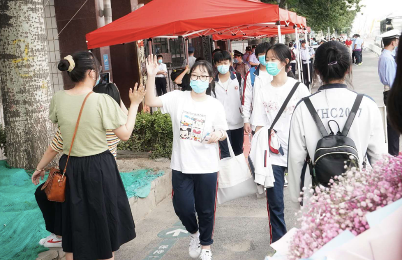 北京|北京中考结束！考生轻松走出考场，与家长击掌庆祝
