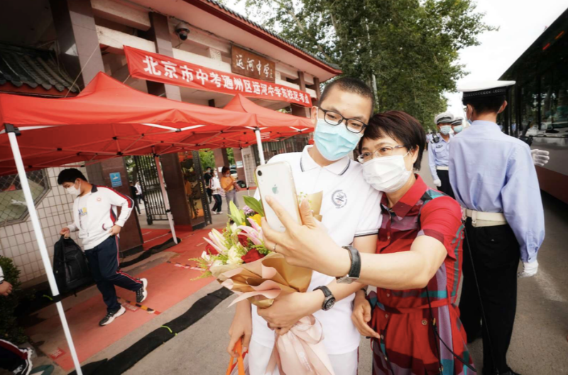 北京|北京中考结束！考生轻松走出考场，与家长击掌庆祝