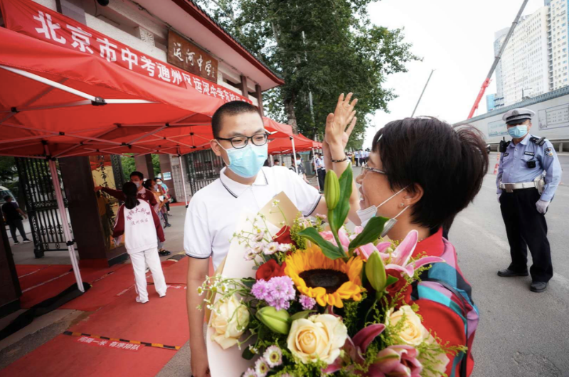 北京|北京中考结束！考生轻松走出考场，与家长击掌庆祝