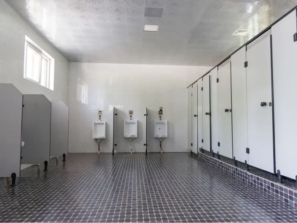 这样同样的空间里,男厕所坑位就比女厕所相对多了一些!