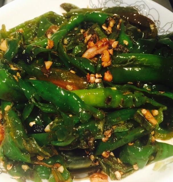 硬核下饭菜:擂辣椒皮蛋