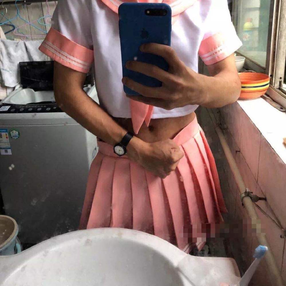 大学生女装假装走错寝室室友直接追到走廊搭讪知道真相后哭了
