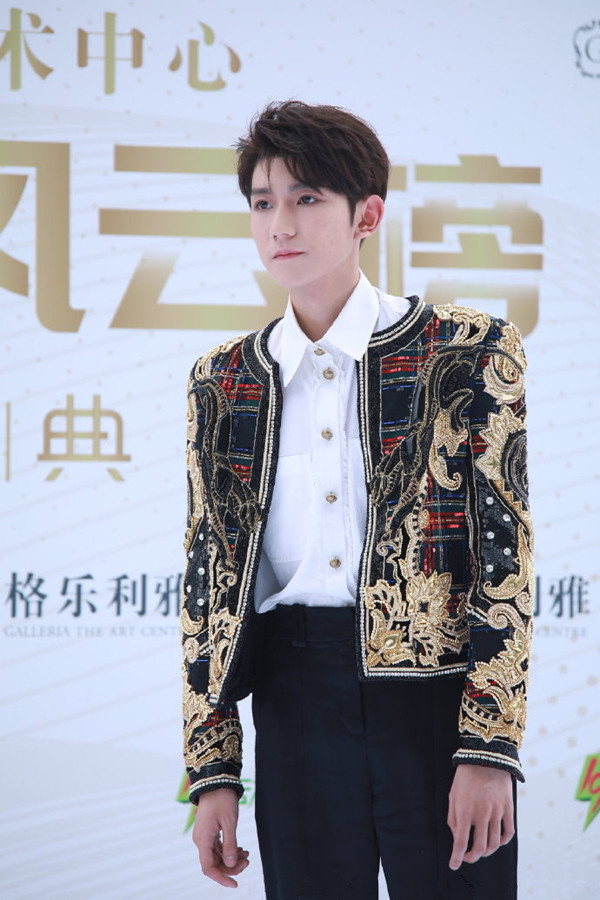 鞠婧祎|风云榜红毯生图：王源高跟鞋抢镜，张靓颖卡粉明显，鞠婧祎白到发光