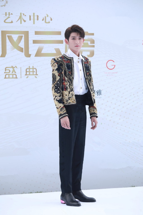 鞠婧祎|风云榜红毯生图：王源高跟鞋抢镜，张靓颖卡粉明显，鞠婧祎白到发光