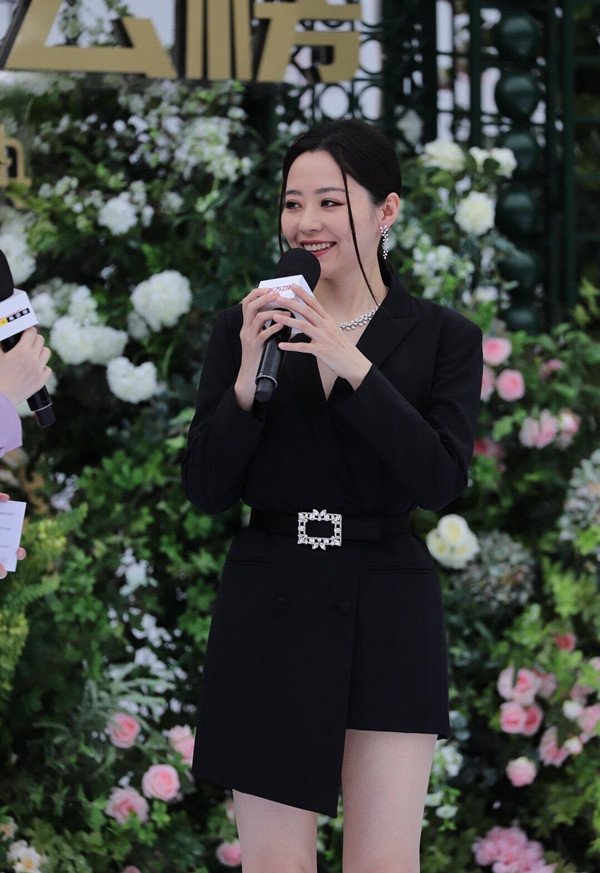 鞠婧祎|风云榜红毯生图：王源高跟鞋抢镜，张靓颖卡粉明显，鞠婧祎白到发光