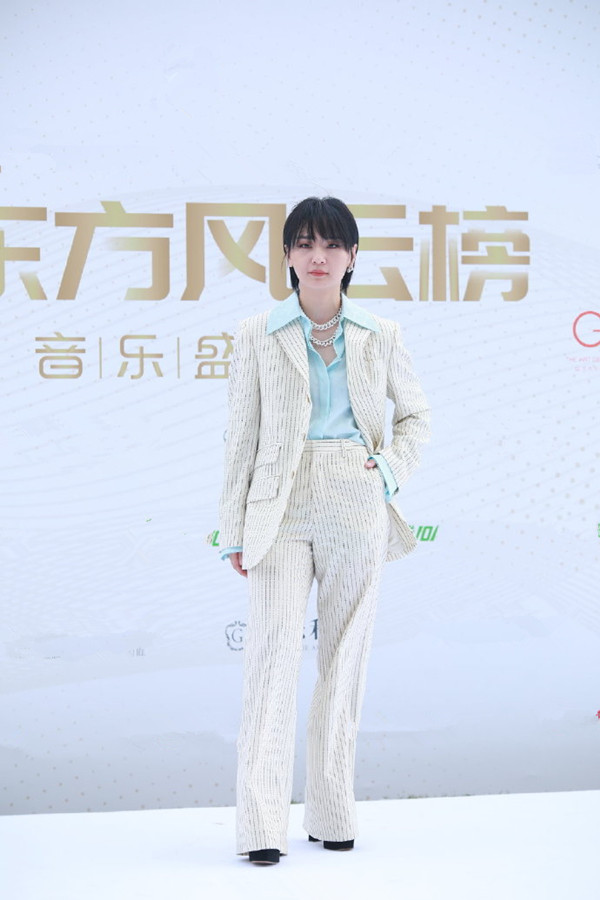 鞠婧祎|风云榜红毯生图：王源高跟鞋抢镜，张靓颖卡粉明显，鞠婧祎白到发光