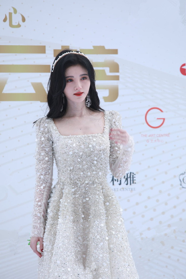 鞠婧祎|风云榜红毯生图：王源高跟鞋抢镜，张靓颖卡粉明显，鞠婧祎白到发光