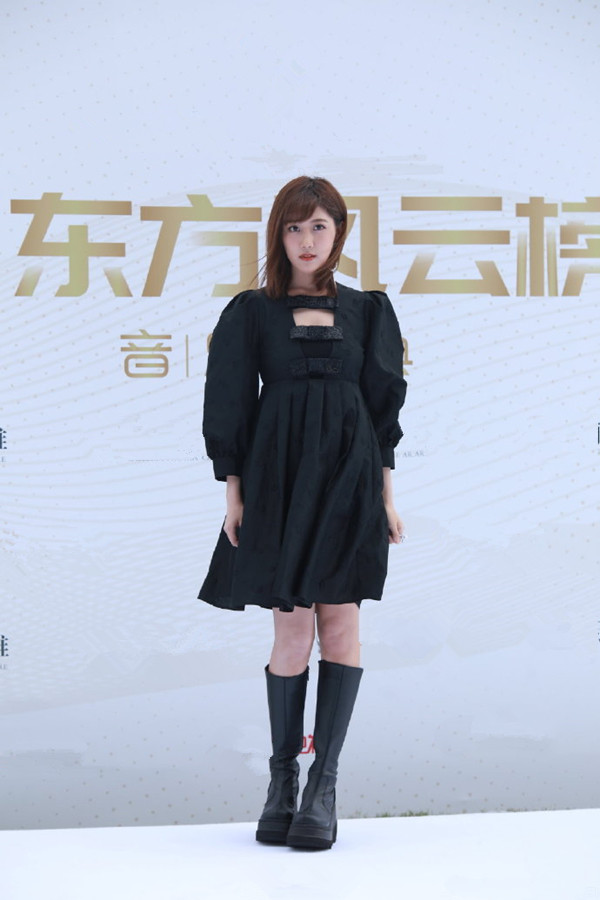 鞠婧祎|风云榜红毯生图：王源高跟鞋抢镜，张靓颖卡粉明显，鞠婧祎白到发光