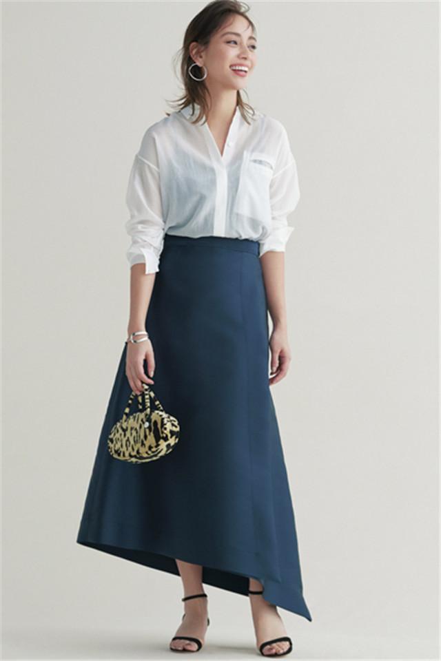 炎炎夏季,日本美女将简单的半裙,穿搭出了优雅和时尚