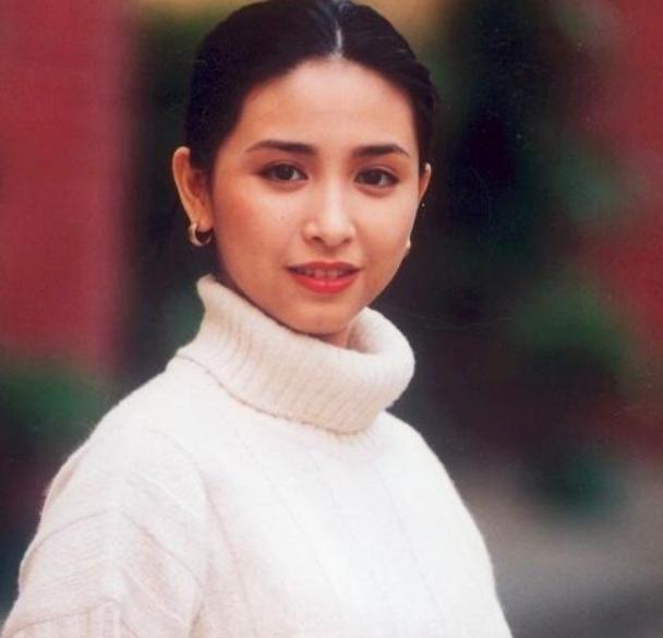 吴婉芳|“冻龄港姐”吴婉芳丧夫后全家福首曝光，素颜出镜和仨儿女如同姐弟