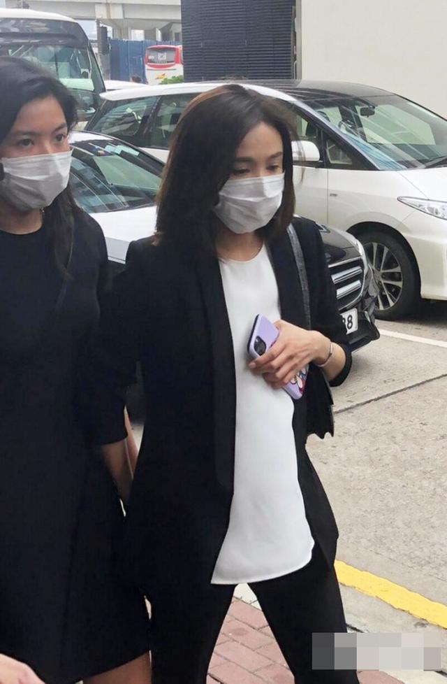 吴婉芳|“冻龄港姐”吴婉芳丧夫后全家福首曝光，素颜出镜和仨儿女如同姐弟