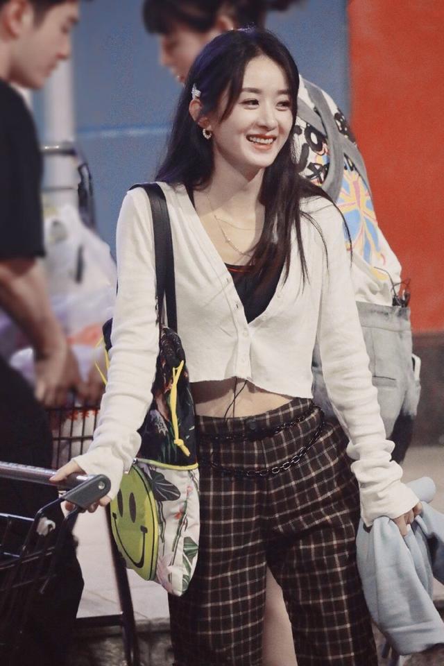 赵丽颖|赵丽颖厉害了，一身平价风穿出好几万的大牌范，这钱花的真值！