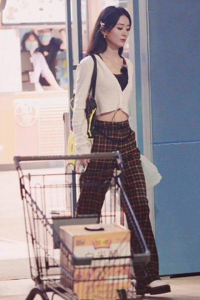 赵丽颖|赵丽颖厉害了，一身平价风穿出好几万的大牌范，这钱花的真值！