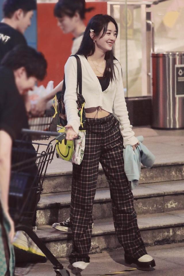 赵丽颖|赵丽颖厉害了，一身平价风穿出好几万的大牌范，这钱花的真值！