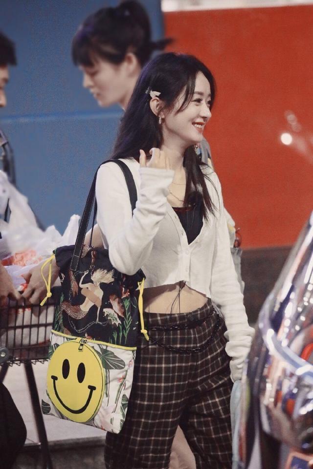 赵丽颖|赵丽颖厉害了，一身平价风穿出好几万的大牌范，这钱花的真值！