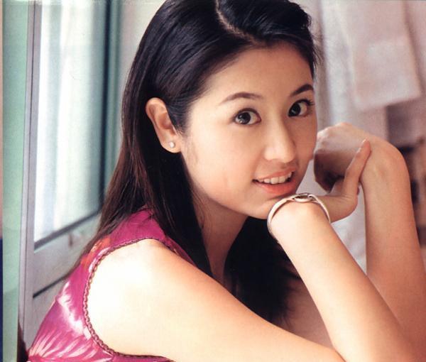 17岁时,还在上高中的林心如陪同朋友去模特公司面试兼职.