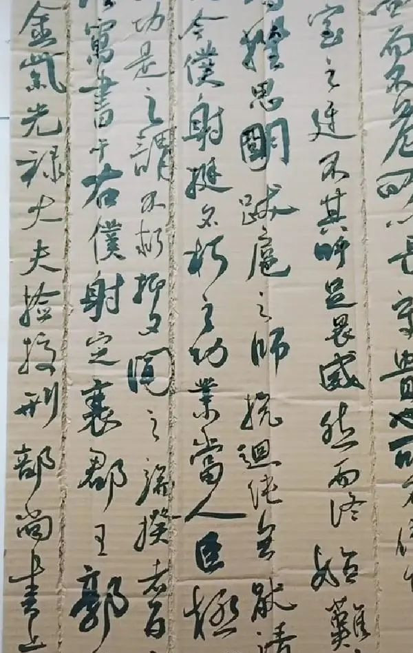 书法|“野路子书法家”在废旧纸盒上练字，字迹潇洒，专家：还是用宣纸