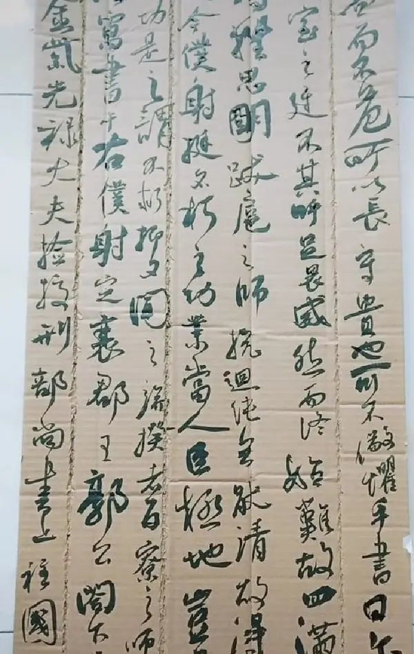 书法|“野路子书法家”在废旧纸盒上练字，字迹潇洒，专家：还是用宣纸