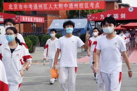 北京|姐姐打横幅鼓励妹妹“三年后高考还在等着你”