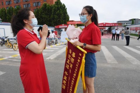 北京|姐姐打横幅鼓励妹妹“三年后高考还在等着你”