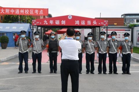 北京|姐姐打横幅鼓励妹妹“三年后高考还在等着你”