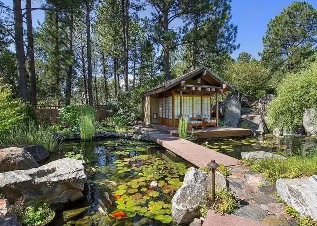 院子有空地,造一个这样的鱼池吧!寓意很好,越住越富贵