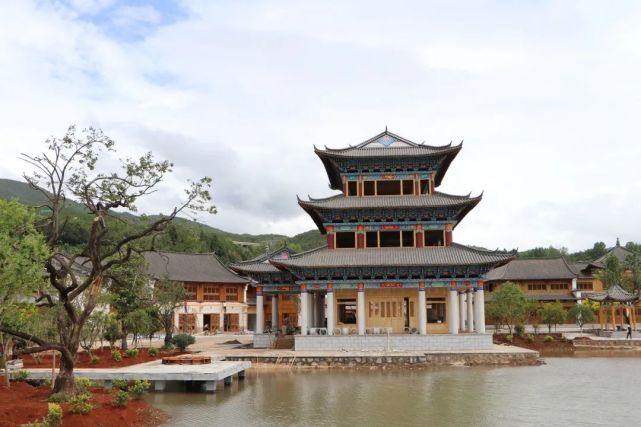 剑川木雕艺术小镇位于县城东南部,北连狮河木雕村,西靠剑湖,于2017年5