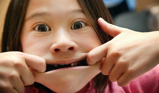 装模作样地扮鬼脸逗人笑,是许多孩子常有的行为表现之一