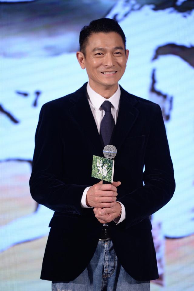 刘德华|贾玲邀请刘德华参加综艺，人家在抄经为灾民祈福，能来吗？