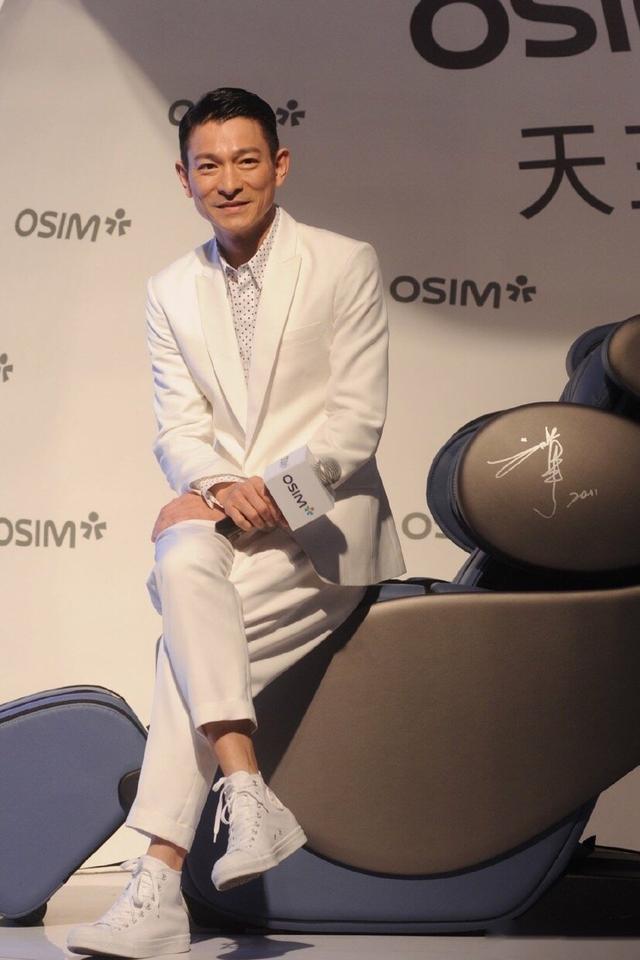 刘德华|贾玲邀请刘德华参加综艺，人家在抄经为灾民祈福，能来吗？