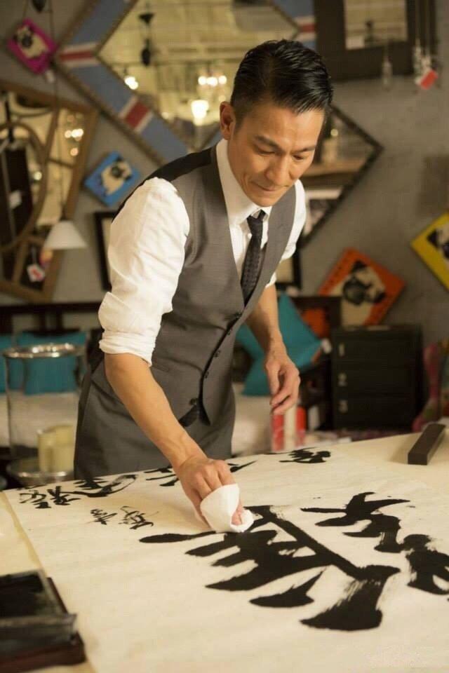 刘德华|贾玲邀请刘德华参加综艺，人家在抄经为灾民祈福，能来吗？