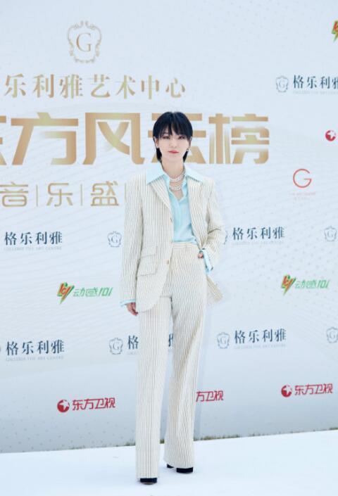 东方风云榜|东方风云榜红毯：鞠婧祎隐藏几十厘米高跟鞋很危险，时代少年团扮成熟却翻车