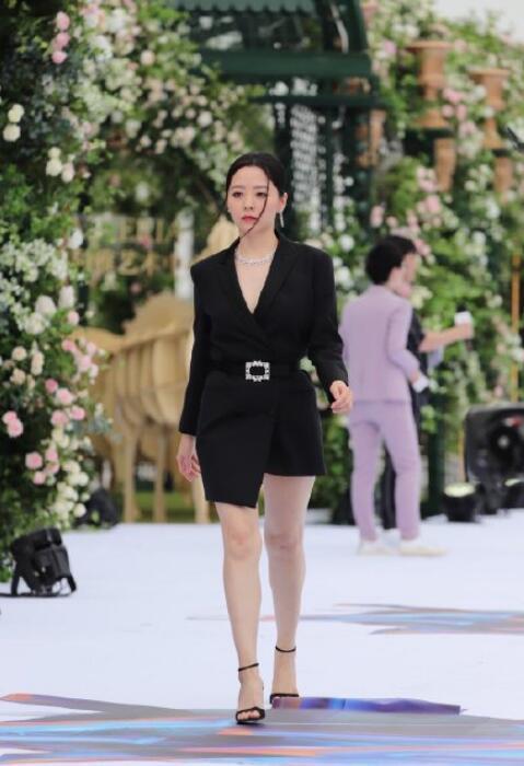 东方风云榜|东方风云榜红毯：鞠婧祎隐藏几十厘米高跟鞋很危险，时代少年团扮成熟却翻车