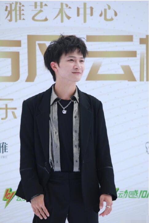 东方风云榜|东方风云榜红毯：鞠婧祎隐藏几十厘米高跟鞋很危险，时代少年团扮成熟却翻车