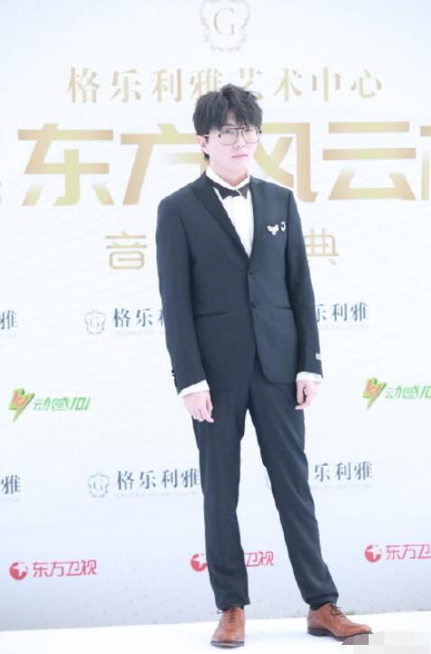 东方风云榜|东方风云榜红毯：鞠婧祎隐藏几十厘米高跟鞋很危险，时代少年团扮成熟却翻车