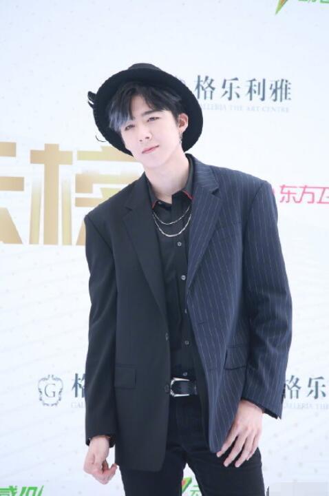 东方风云榜|东方风云榜红毯：鞠婧祎隐藏几十厘米高跟鞋很危险，时代少年团扮成熟却翻车