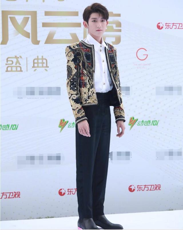 东方风云榜|东方风云榜红毯：鞠婧祎隐藏几十厘米高跟鞋很危险，时代少年团扮成熟却翻车