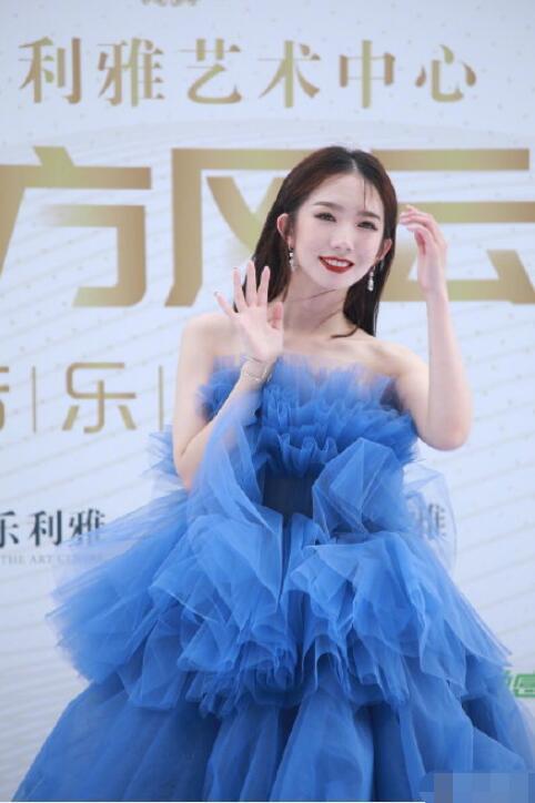 东方风云榜|东方风云榜红毯：鞠婧祎隐藏几十厘米高跟鞋很危险，时代少年团扮成熟却翻车