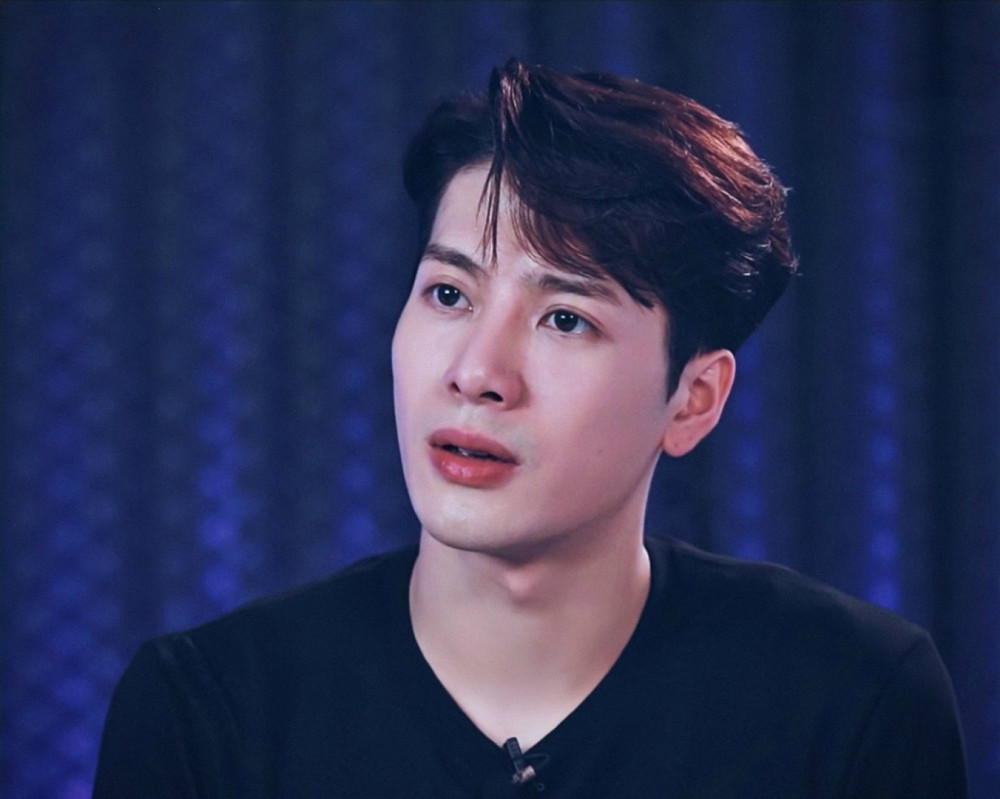 王嘉尔太有趣了吧前秒还跟张艺兴飙狠话下秒就装弟弟认怂