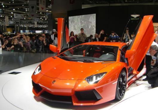 丰田埃尔法|京城“最牛”埃尔法，土豪塞纸条800万求购车牌，车主：我很穷？