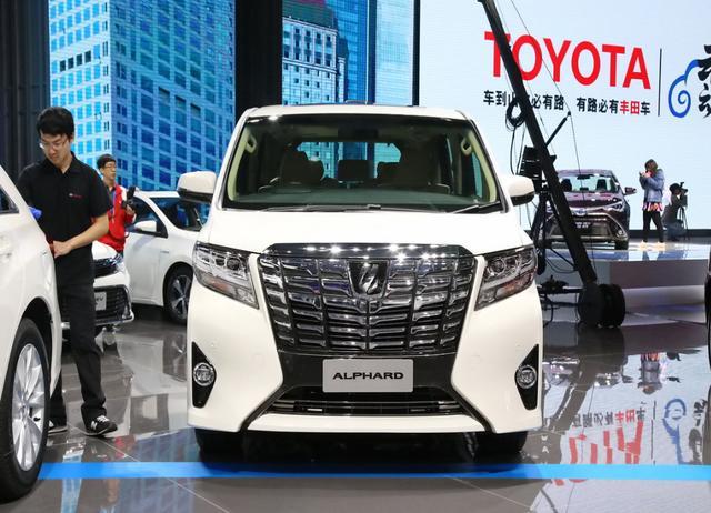 丰田埃尔法|京城“最牛”埃尔法，土豪塞纸条800万求购车牌，车主：我很穷？