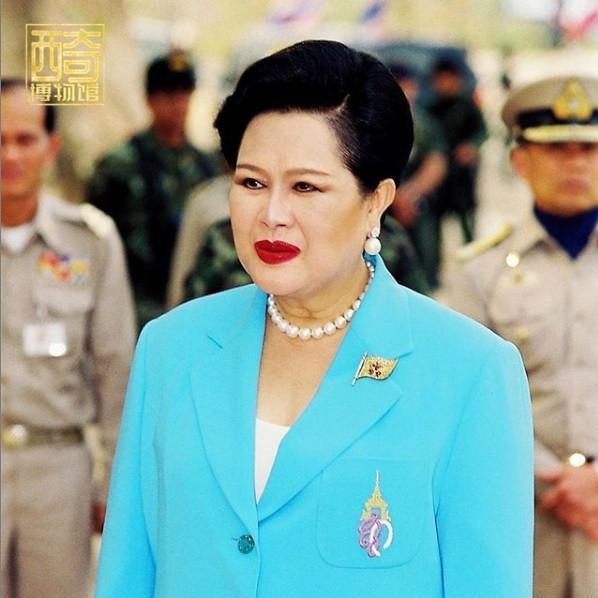 泰国王太后诗丽吉一次戴2顶皇冠,气场力压戴布花王后