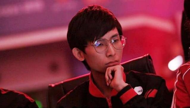 世冠杯小组赛AG超玩会两连跪，梦泪都看不下去了，这黑锅教练背